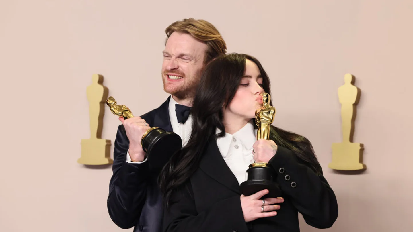 Billie Eilish y Finneas con sus Oscar Billie Eilish y Finneas con sus Oscar