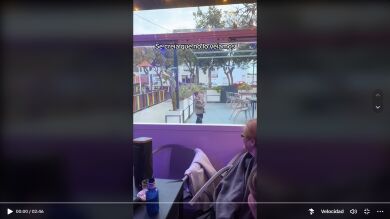 Se piensa que nadie lo ve y hace esta espectacular coreografía que se ha vuelto viral