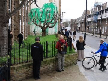 Banksy confirma la autoría en un nuevo mural de un árbol aparecido en Londres