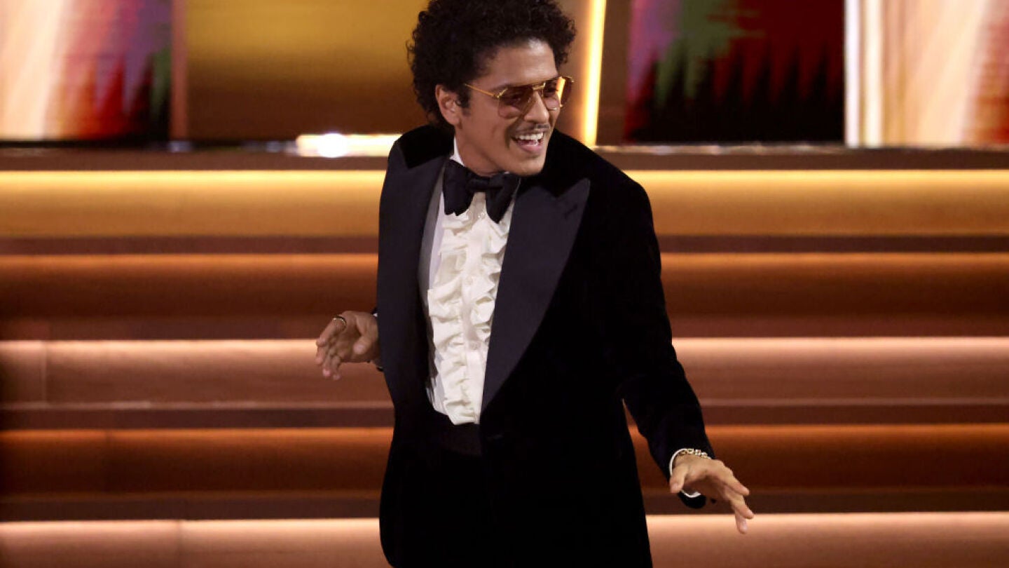 Bruno Mars en los Grammy 2022
