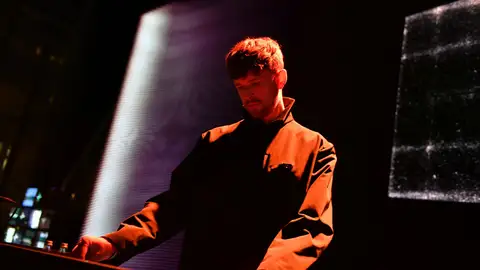 James Blake durante una actuación en directo James Blake durante una actuación en directo