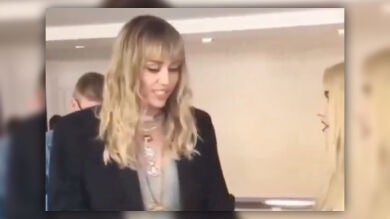 Miley Cyrus pidiéndole un mechero a una fan durante una firma, en vez de un boli: el vídeo viral del momento