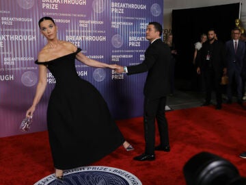 Katy Perry adelanta nuevo álbum con un detalle secreto en su bolso de cristal