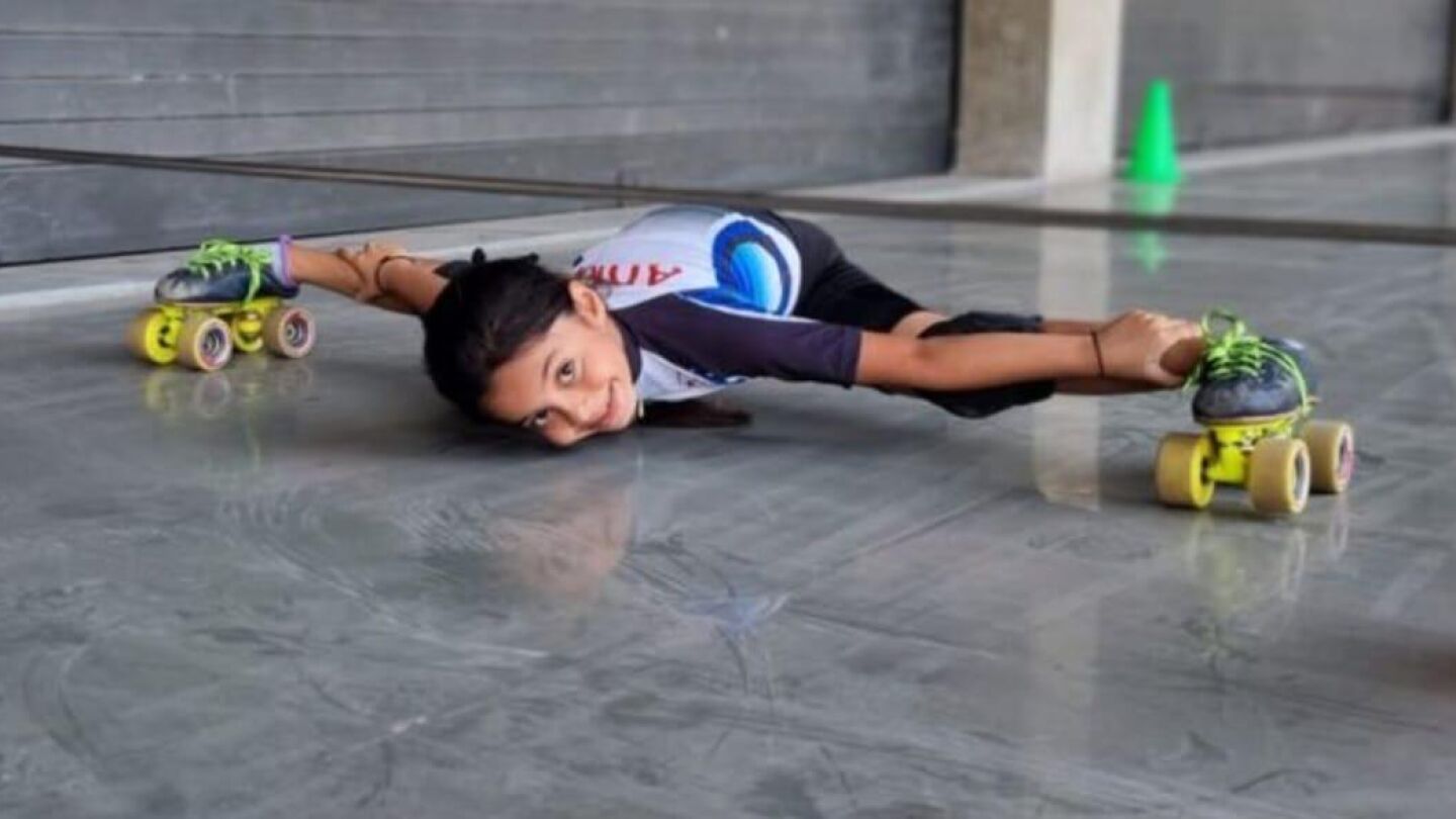 Takshvi Vaghani bate el R&eacute;cord Guinness de limbo sobre patines