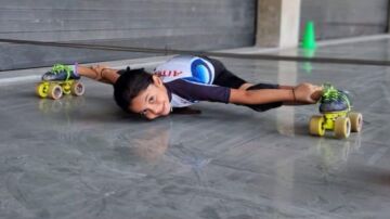 Takshvi Vaghani bate el Récord Guinness de limbo sobre patines