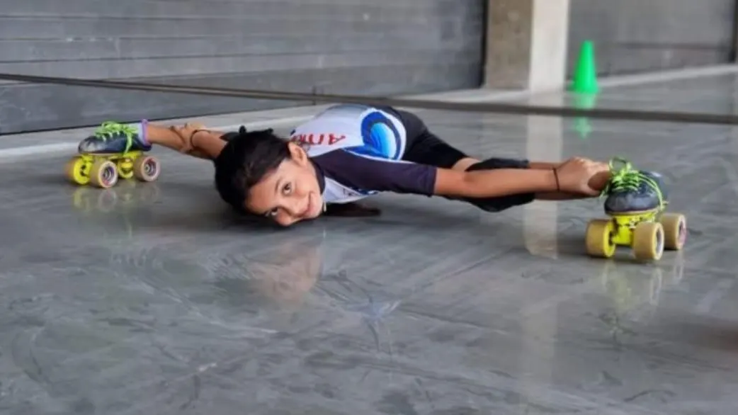 Takshvi Vaghani bate el Récord Guinness de limbo sobre patines Takshvi Vaghani bate el Récord Guinness de limbo sobre patines