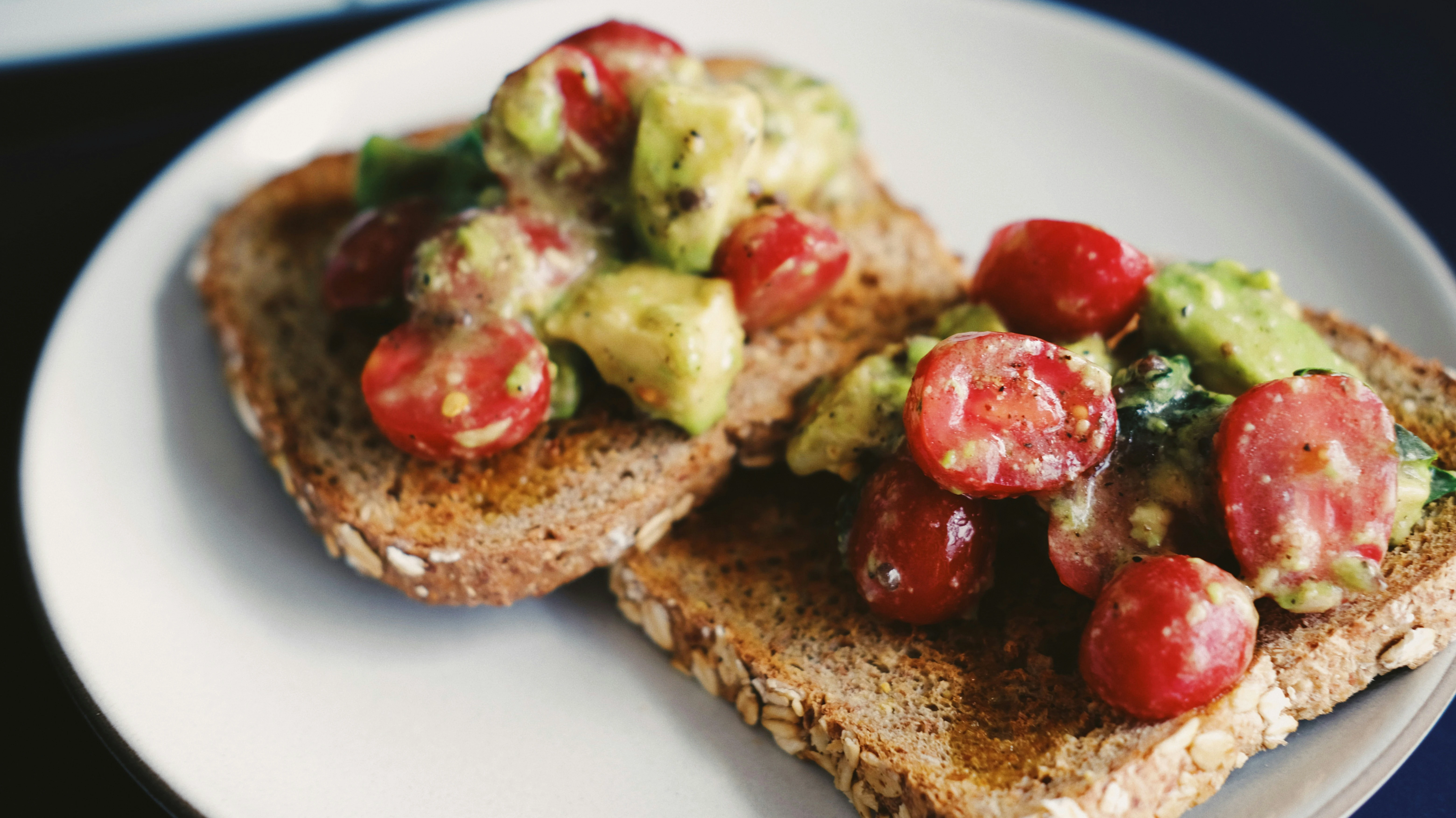 Tostada tomate y aguacate Tostada tomate y aguacate