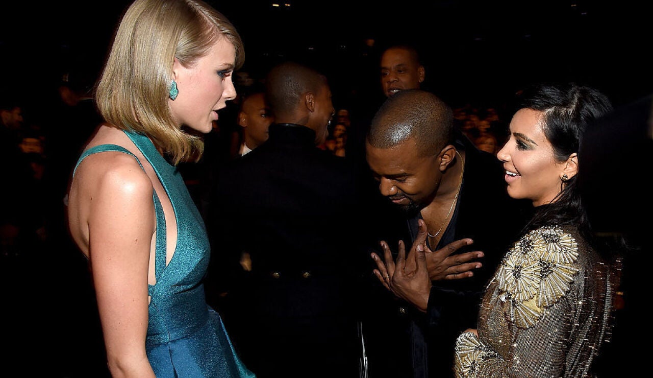 Taylor Swift hablando con Kim Kardashian y Kanye West en los Grammy en 2015