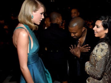 Taylor Swift hablando con Kim Kardashian y Kanye West en los Grammy en 2015