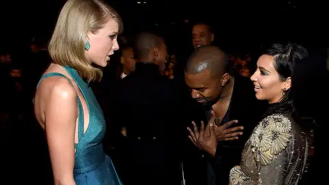 Taylor Swift hablando con Kim Kardashian y Kanye West en los Grammy en 2015 Taylor Swift hablando con Kim Kardashian y Kanye West en los Grammy en 2015