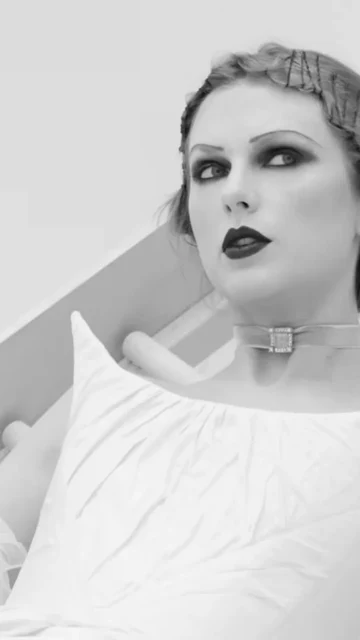 Frame del videoclip de Fortnight