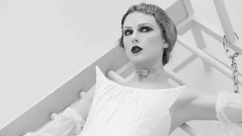 Frame del videoclip de Fortnight Frame del videoclip de Fortnight