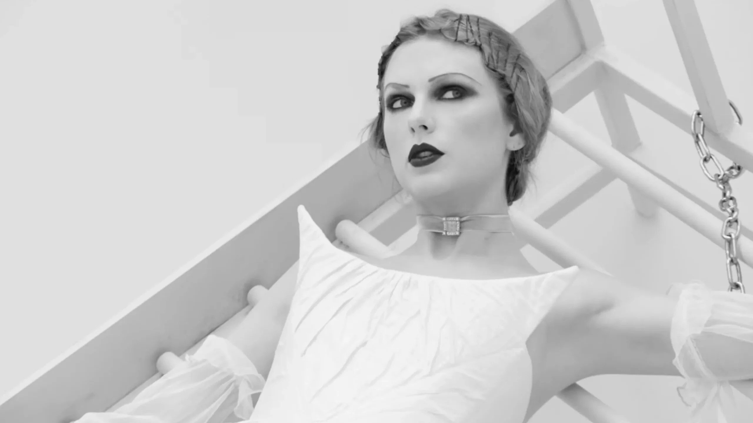 Frame del videoclip de Fortnight
