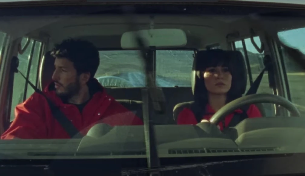 Aitana y Sebastián Yatra en el videoclip de Akureyri