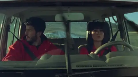 Aitana y Sebastián Yatra en el videoclip de Akureyri Aitana y Sebastián Yatra en el videoclip de Akureyri