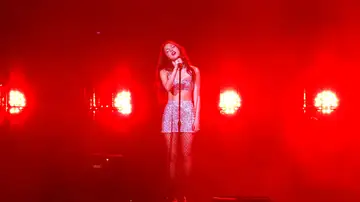 Olivia Rodrigo durante un concierto de su gira