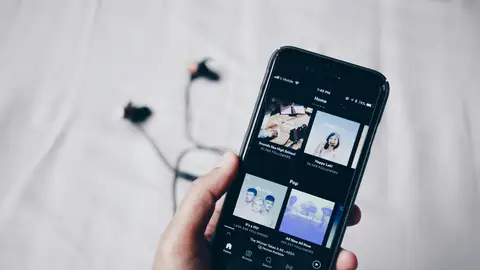 Aplicación de Spotify abierta en un móvil Aplicación de Spotify abierta en un móvil