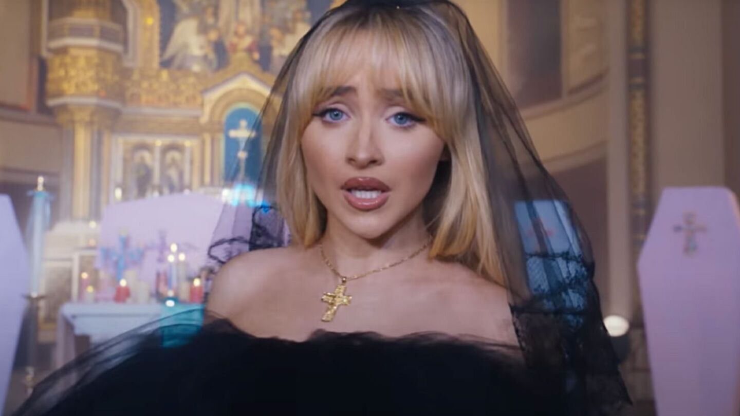 Sabrina Carpenter en el videoclip de Feather