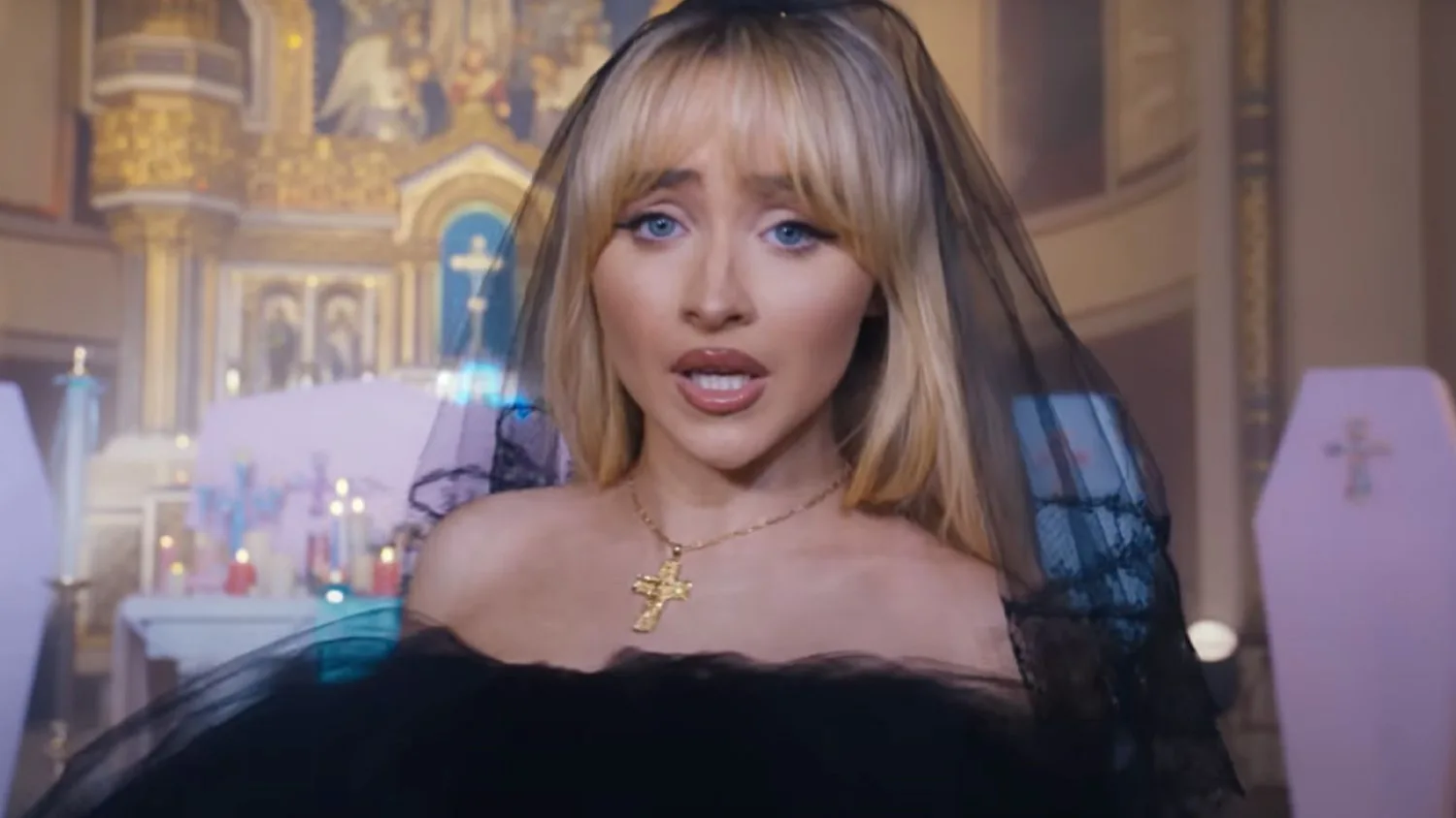 Sabrina Carpenter en el videoclip de Feather
