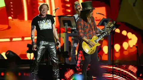 Axl Rose y Slash en un concierto de Guns N' Roses Axl Rose y Slash en un concierto de Guns N' Roses
