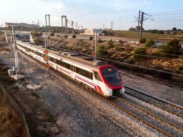Imagen de un tren en verano