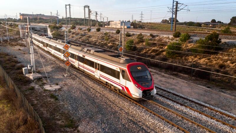 El programa Verano Joven vuelve este 2024: descuentos de hasta el 90% en trenes y autobuses para jóvenes