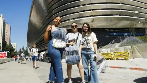 Fans de Taylor Swift frente al Santiago Bernabéu Fans de Taylor Swift frente al Santiago Bernabéu