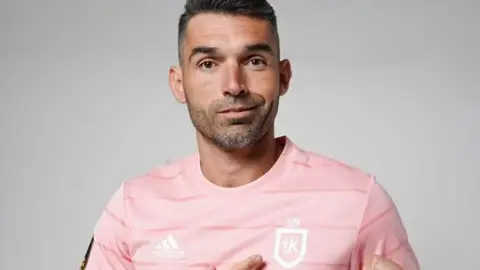 Imagen de David Barral con la camiseta de 1K Imagen de David Barral con la camiseta de 1K