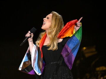 Adele durante un concierto en 2022