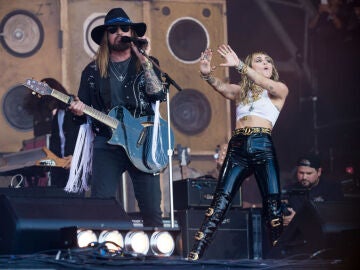 Billy Ray Cyrus y Miley Cyrus en Glastonbury 2019