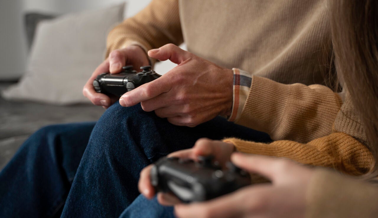 Personas jugando con PlayStation.