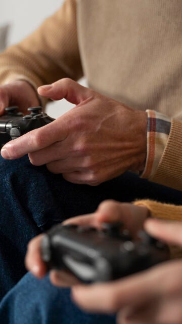 Personas jugando con PlayStation.