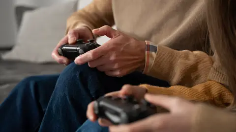 Personas jugando con PlayStation. Personas jugando con PlayStation.