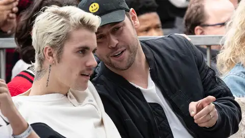 Scooter Braun junto a Justin Bieber Scooter Braun junto a Justin Bieber