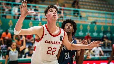 Así es Olivier Rioux, el adolescente más alto del mundo y jugador de baloncesto universitario