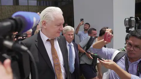 Julian Assange antes de tomar su vuelo hacia Australia Julian Assange antes de tomar su vuelo hacia Australia