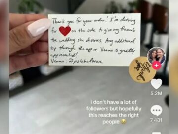 Un conductor de UberEats entrega una emotiva nota con un pedido de comida