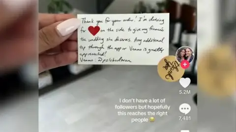 Un conductor de UberEats entrega una emotiva nota con un pedido de comida