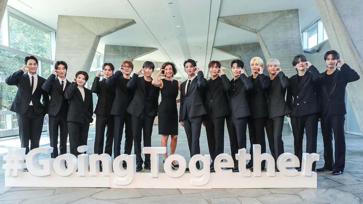 La directora general de la Unesco, Audrey Azoulay, posa con miembros del grupo surcoreano de K-Pop Seventeen La directora general de la Unesco, Audrey Azoulay, posa con miembros del grupo surcoreano de K-Pop Seventeen