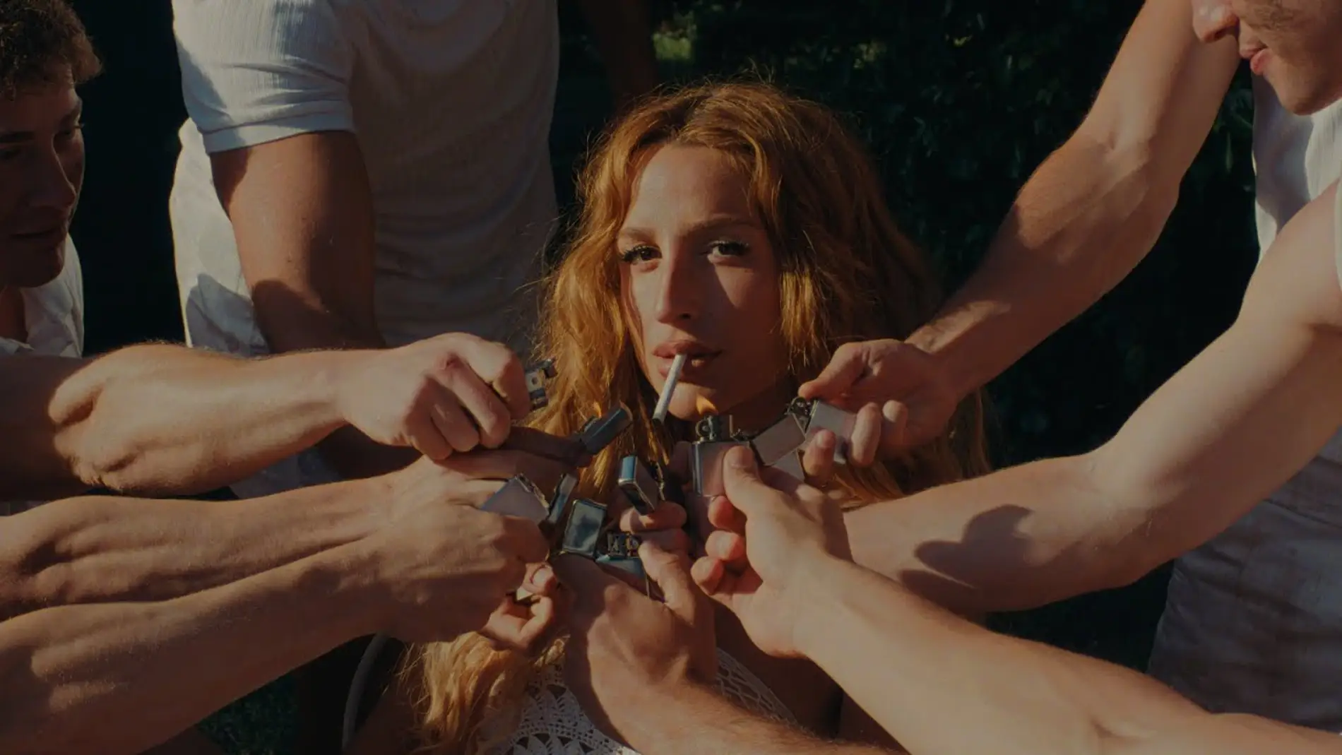 Miniatura del videoclip de Como en un drama italiano de Belén Aguilera