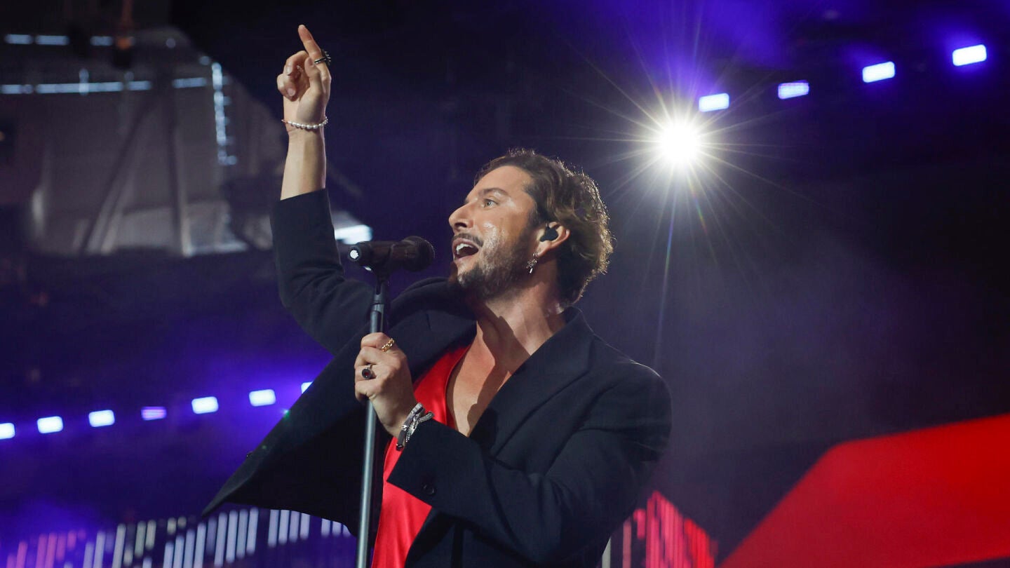El cantante Manuel Carrasco durante el concierto ofrecido este s&aacute;bado en el estadio Santiago Bernab&eacute;u, en Madrid