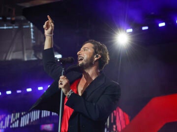 El cantante Manuel Carrasco durante el concierto ofrecido este sábado en el estadio Santiago Bernabéu, en Madrid