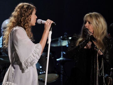 Taylor Swift y Stevie Nicks cantando juntas en los GRAMMY Awards en 2010
