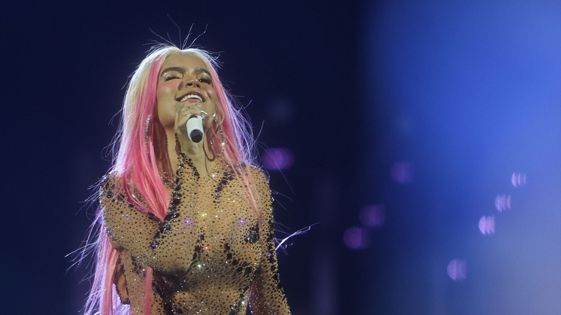 Karol G durante su concierto en el Bernab&eacute;u