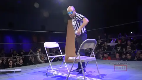 Un combate de lucha libre entre dos hombres invisibles. Un combate de lucha libre entre dos hombres invisibles.