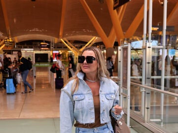 Amaia Montero en el aeropuerto de Madrid