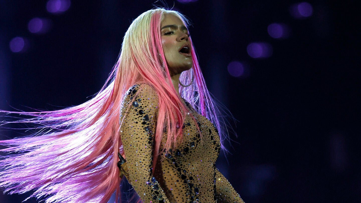 Karol G durante una actuaci&oacute;n en el estadio Santiago Bernab&eacute;u