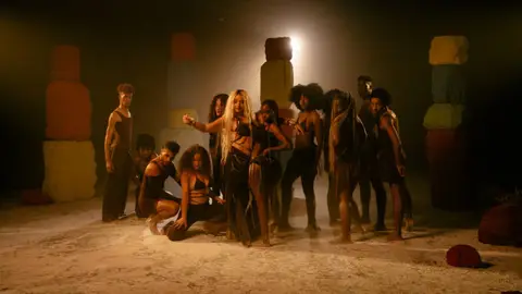 Imagen de portada de KOMBOLEWA Remix Imagen de portada de KOMBOLEWA Remix