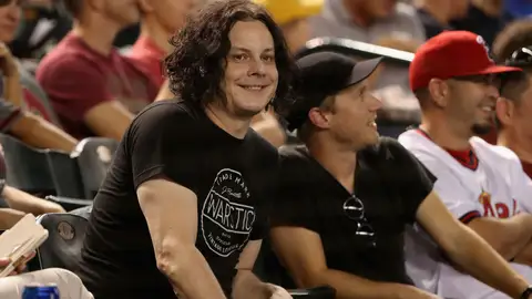 Jack White en un partido de beisbol Jack White en un partido de beisbol