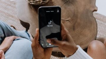 Imagen de una persona usando TikTok